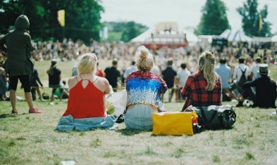 High Volume Recruiting (Symbolbild: Menschen sitzen auf einem Festival und schauen auf die Bühne)