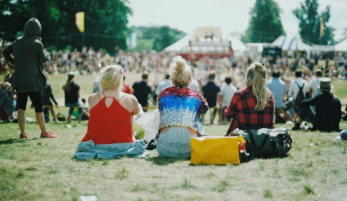 High Volume Recruiting (Symbolbild: Menschen sitzen auf einem Festival und schauen auf die Bühne)