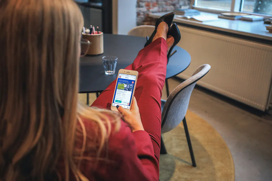 Symbolbild: Frau sucht mit dem Smartphone nach Jobs